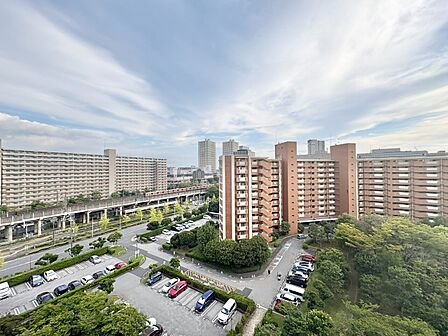 窓を開けると広がる青空。心をリフレッシュして日々を過ごしていきましょう。