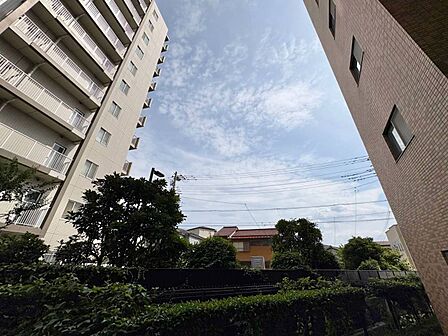 窓を開けると広がる青空。心をリフレッシュして日々を過ごしていきましょう。
