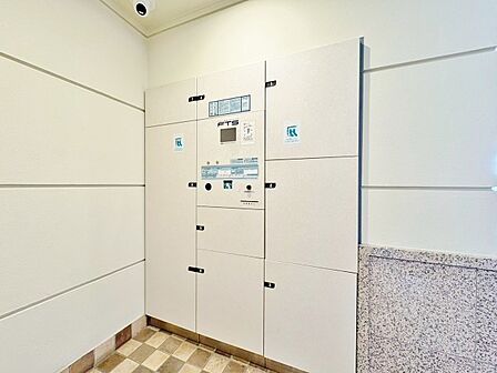 共用部分の宅配ボックスです。留守中の荷物受け取りもできるので、安心して外出ができますね。
