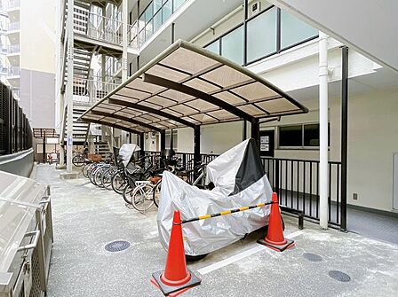 きちんと整備された駐輪場。住む方の心遣いが感じられます。