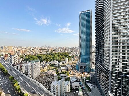 窓を開けると広がる青空。心をリフレッシュして日々を過ごしていきましょう。