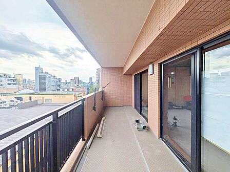 暮らしの中で、光と風を演出してくれるバルコニー。