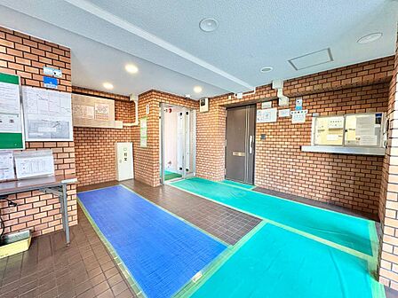 エントランス内部は、管理が行き届き清潔な共有スペースとなっています。