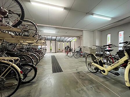 きちんと整備された駐輪場。住む方の心遣いが感じられます。