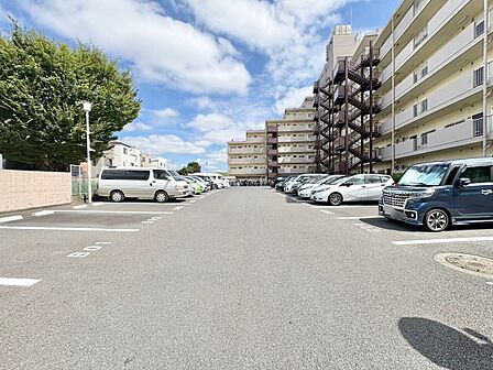 本物件の駐車スペースです。車種制限のある場合もございますので、お気軽にお問い合わせくださいませ。