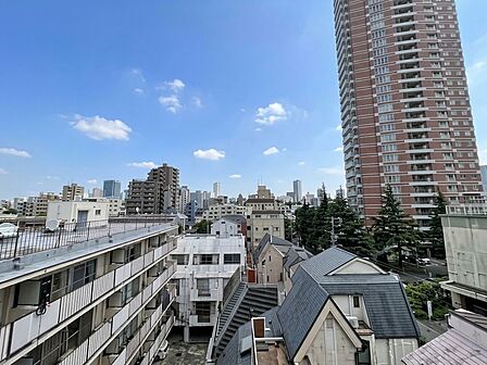 窓を開けると広がる青空。心をリフレッシュして日々を過ごしていきましょう。