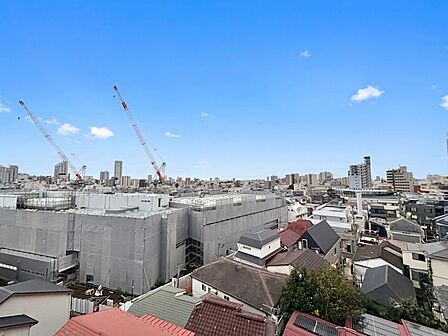 窓を開けると広がる青空。心をリフレッシュして日々を過ごしていきましょう。