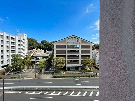 窓を開けると広がる青空。心をリフレッシュして日々を過ごしていきましょう。