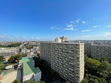 窓を開けると広がる青空。心をリフレッシュして日々を過ごしていきましょう。