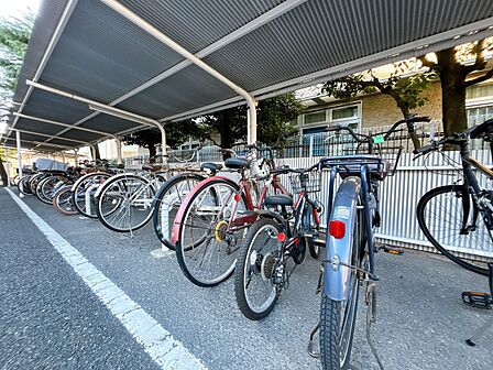きちんと整備された駐輪場。住む方の心遣いが感じられます。