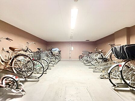 きちんと整備された駐輪場。住む方の心遣いが感じられます。