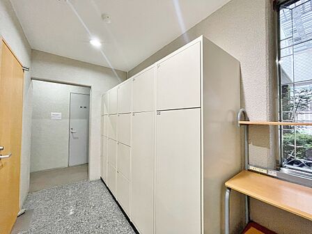 共用部分の宅配ボックスです。留守中の荷物受け取りもできるので、安心して外出ができますね。