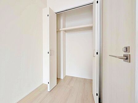 居室にはクローゼットがあり、荷物もスッキリ収納して快適にお過ごしいただけます。