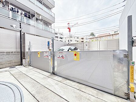 本物件の駐車スペースです。車種制限のある場合もございますので、お気軽にお問い合わせくださいませ。
