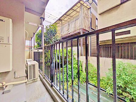 窓を開けると広がる青空。心をリフレッシュして日々を過ごしていきましょう。