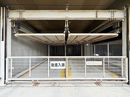 本物件の駐車スペースです。車種制限のある場合もございますので、お気軽にお問い合わせくださいませ。