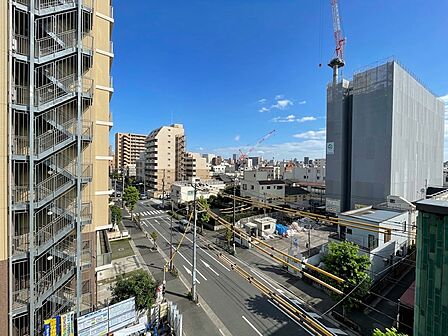 窓を開けると広がる青空。心をリフレッシュして日々を過ごしていきましょう。