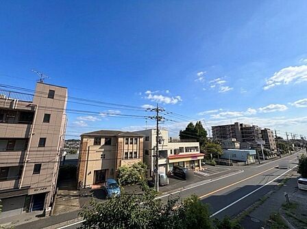 窓を開けると広がる青空。心をリフレッシュして日々を過ごしていきましょう。