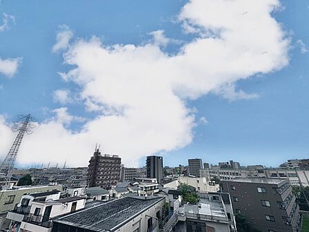 窓を開けると広がる青空。心をリフレッシュして日々を過ごしていきましょう。