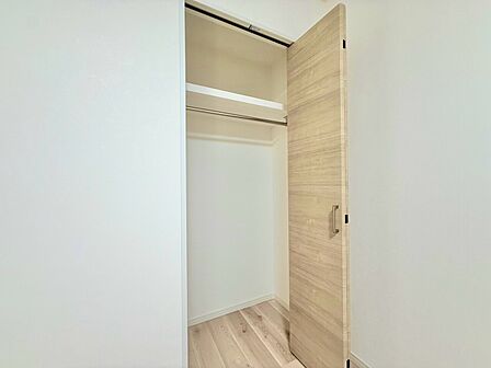 居室にはクローゼットがあり、荷物もスッキリ収納して快適にお過ごしいただけます。