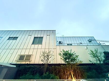 窓を開けると広がる青空。心をリフレッシュして日々を過ごしていきましょう。