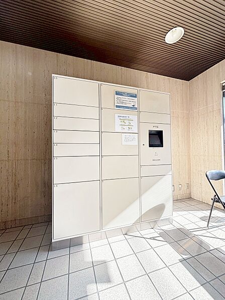 共用部分の宅配ボックスです。留守中の荷物受け取りもできるので、安心して外出ができますね。