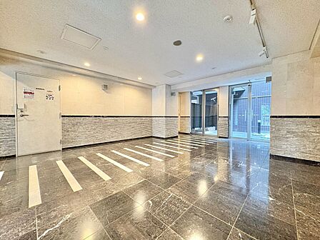 エントランス内部は、管理が行き届き清潔な共有スペースとなっています。