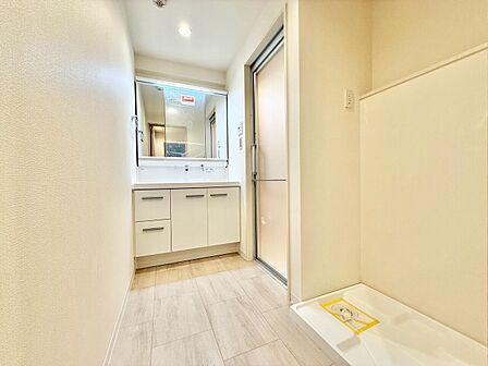 清潔感と心地よさを重視した、上質感漂うパウダールーム。
