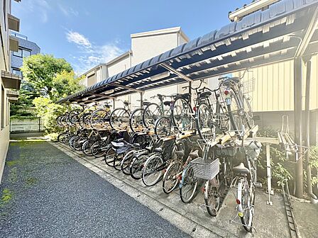 きちんと整備された駐輪場。住む方の心遣いが感じられます。