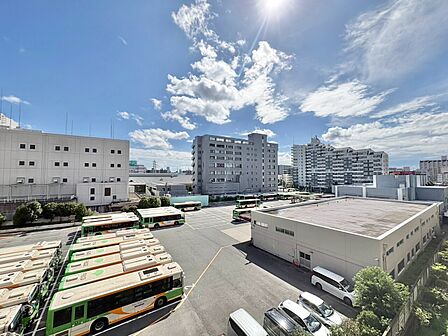 窓を開けると広がる青空。心をリフレッシュして日々を過ごしていきましょう。