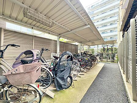きちんと整備された駐輪場。住む方の心遣いが感じられます。