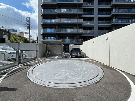 本物件の駐車スペースです。車種制限のある場合もございますので、お気軽にお問い合わせくださいませ。