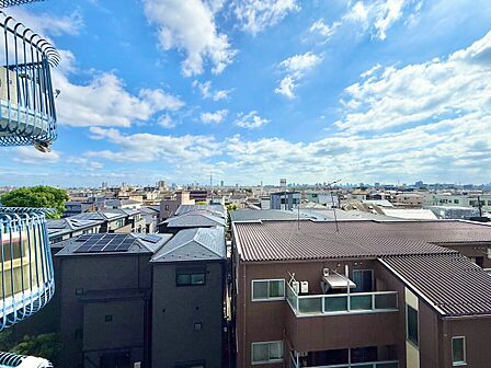 窓を開けると広がる青空。心をリフレッシュして日々を過ごしていきましょう。
