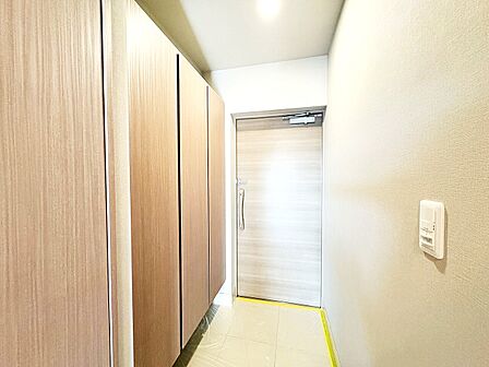 シューズボックスを完備した玄関です。