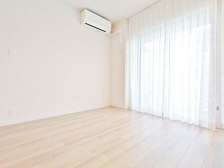 ベッドも十分に設置するスペースがあります。