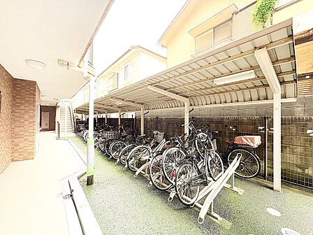 きちんと整備された駐輪場。住む方の心遣いが感じられます。