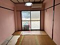 大きな窓があり...