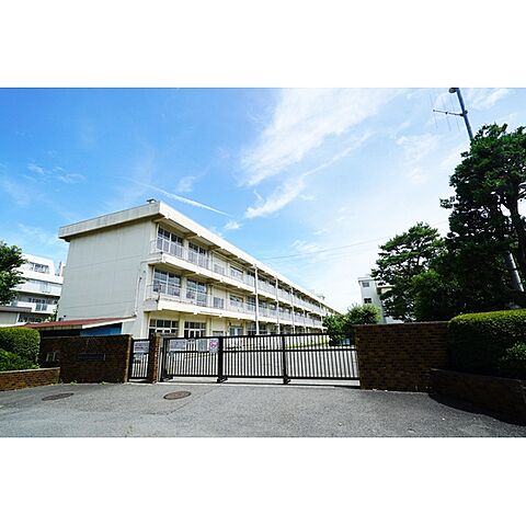 中学校「市立新町中学校まで520ｍ」