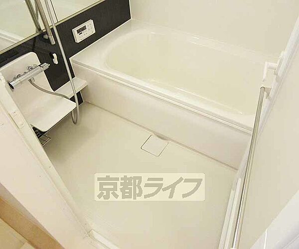 浴室：足がのばせるお風呂です