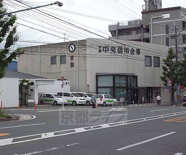 画像16:京都中央信用金庫 常盤支店まで112m 丸太町山越の交差点を西にいったところにございます。丸太町通り沿い南側。