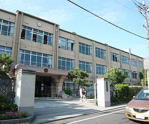 画像27:桃山中学校まで1890m 活気のある中学校です。