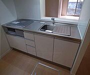 白基調の清潔感のあるシステムキッチンです。