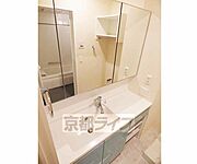 大きな鏡のついた独立洗面台