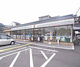セブンイレブン 嵯峨野店まで619m 三条通り沿いにあり、駐車場も広々
