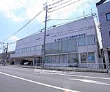 京都信用金庫 東桂支店まで129m 広い道路沿いで使いやすい