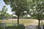 公園「岩成公園まで309ｍ」団地隣接