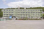 小学校「高座小学校まで200ｍ」