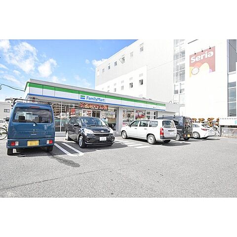 コンビニ「ファミリーマート瑠璃光町店まで290ｍ」