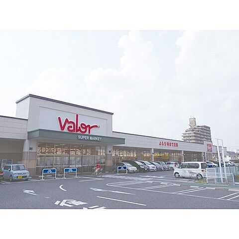 スーパー「バローまで1300ｍ」