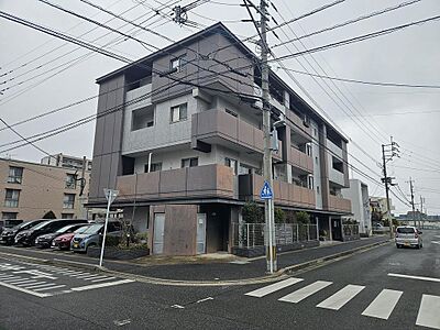 外観：2012年築のペット可低層マンション！敷地内駐車場有り！お客様のご希望の日時にご案内させていただきます(^^)/